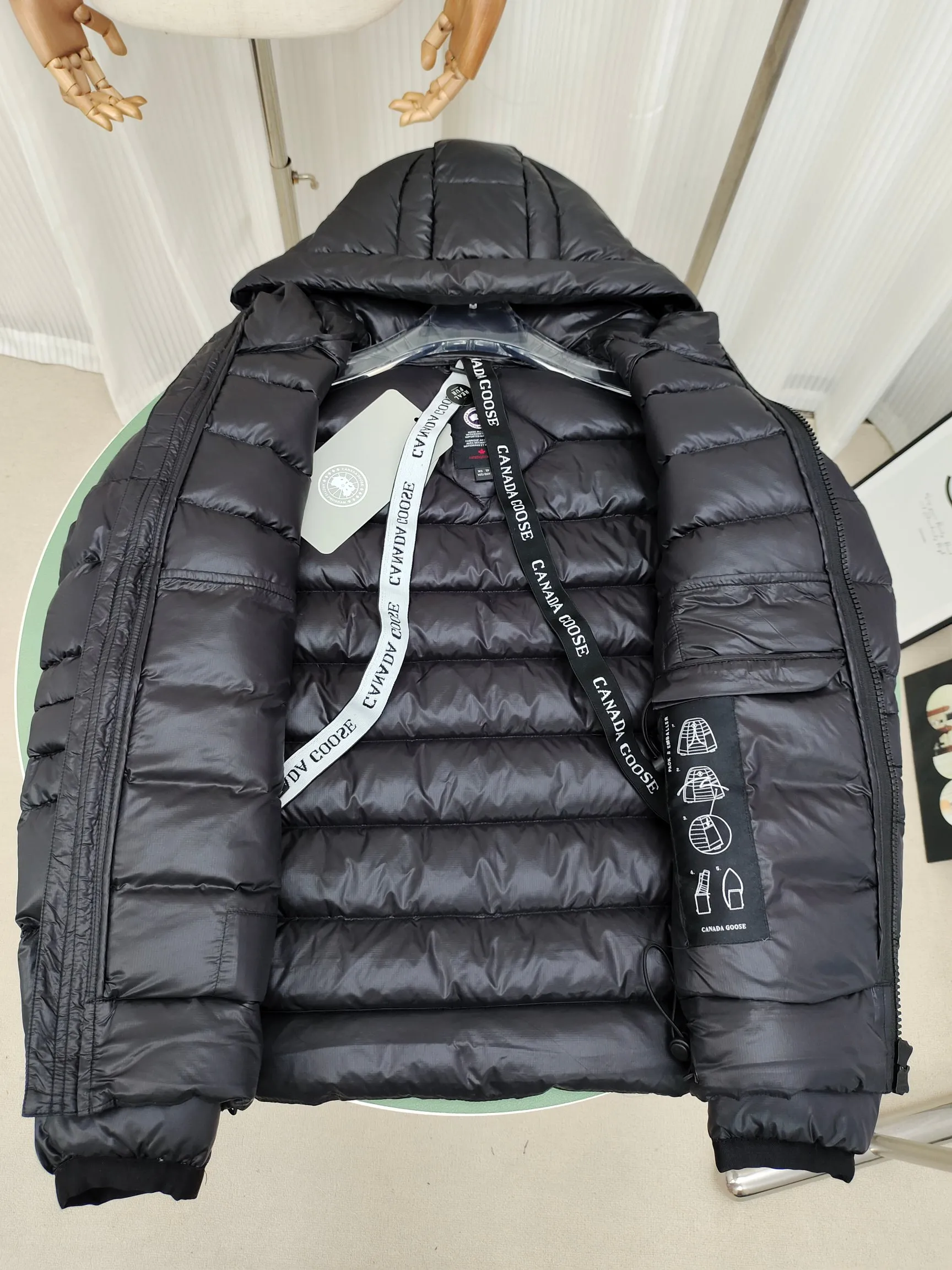 P860 ————2227MB model (high version) Canada goose Canada Goose Crofton hooded light down jacket, this is a down jacket suitable for late autumn and early winter: on cold and rainy mornings, it can be used as a layer of warmth inside the rainproof jacket, and can be worn alone in the late autumn and early winter with a little bit of coolness. Filled with white duck down. The Crofton Hooded Jacket is a versatile, lightweight and versatile piece that even packs itself in for easy transport. The inner layer has removable elastic straps, making the jacket easy to carry on the shoulder and hands-free. 2 zippered hand pockets with fleece fabric on the knuckle side for softness and warmth. Color: black with black label, black with red label, ocean blue, superoxide blue, silver birch red label, silver birch black label Size: XS-2XL